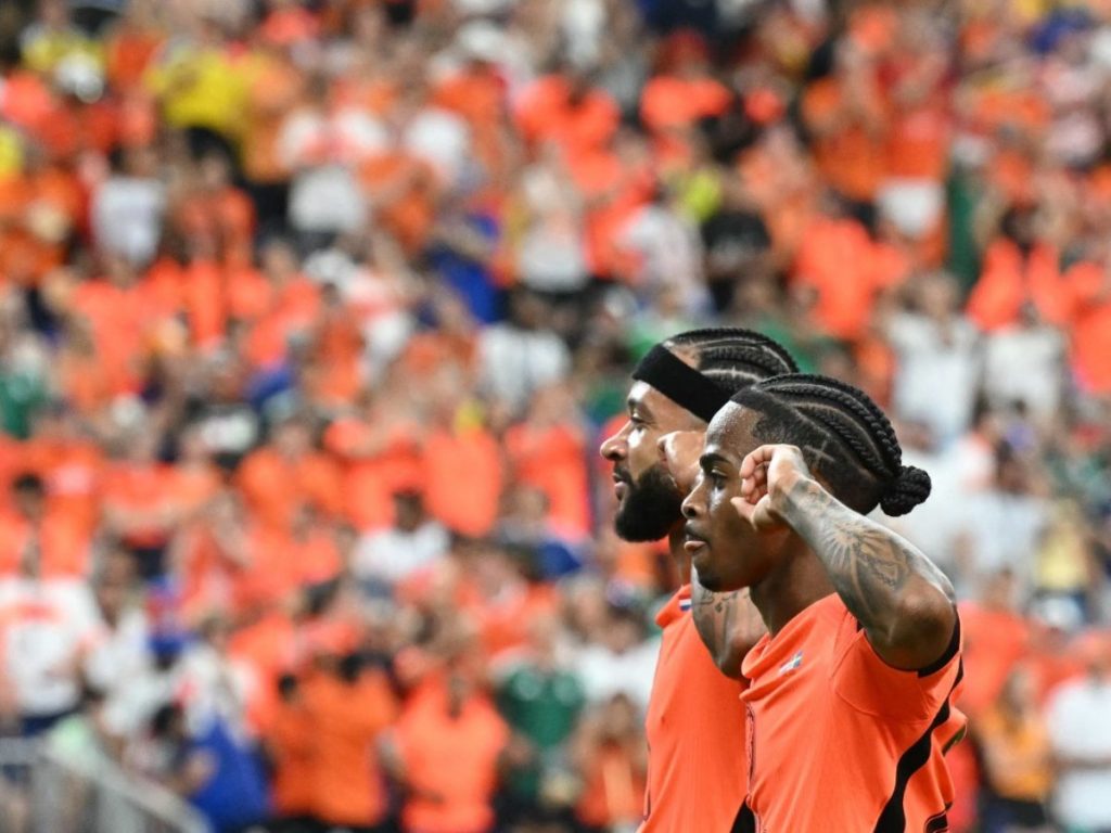 Memphis Depay y Crysencio Summerville celebran la victoria de Países Bajos sobre Suecia. Foto AFP
