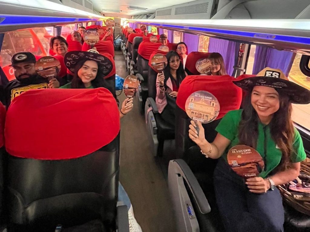 Turistas guatemaltecos vienen a pasar el Día del Ejercito a El Salvador. Foto MITUR