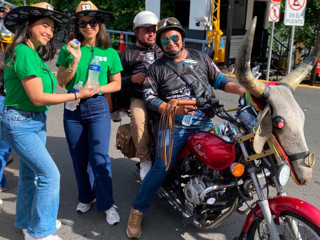Turistas guatemaltecos vienen a pasar el Día del Ejercito a El Salvador. Foto MITUR
