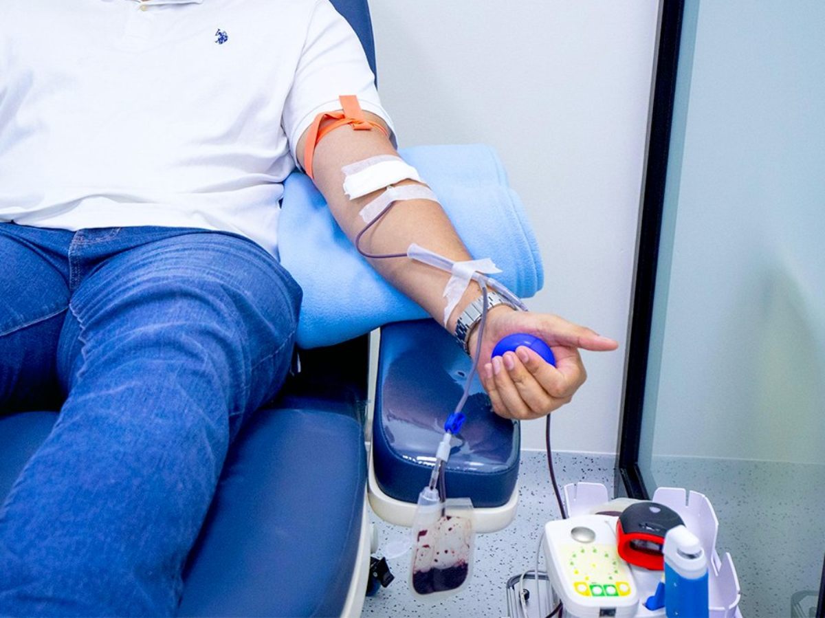 Para donar se debe tener entre 18 y 65 años, pesar más de 50 kilos, gozar de buena salud, no presentar fiebre, gripe, tos o dolor de garganta y llevar DUI.