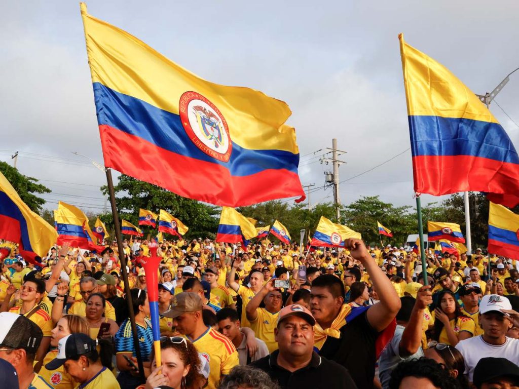 Simpatizantes del candidato a la presidencia de Colombia Abelardo de la Espriella celebran este domingo, en Barranquilla (Colombia). EFE