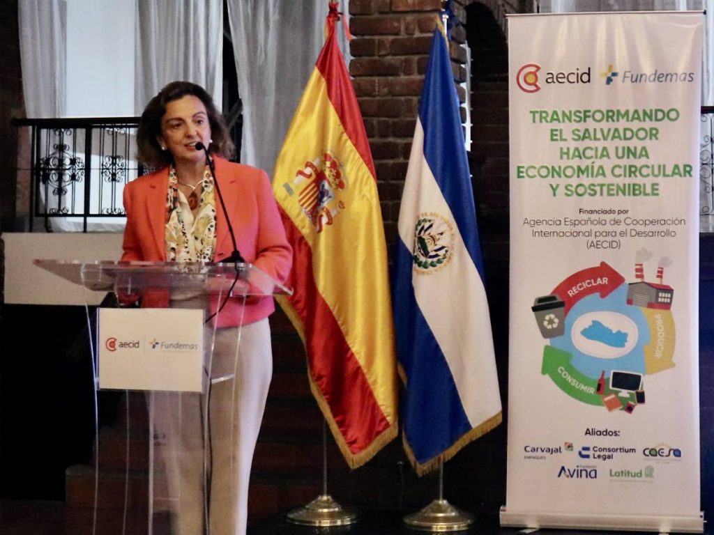 La embajadora de España, Sonia Isabel Álvarez Cibanal, participó en el lanzamiento de un proyecto de economía circular.