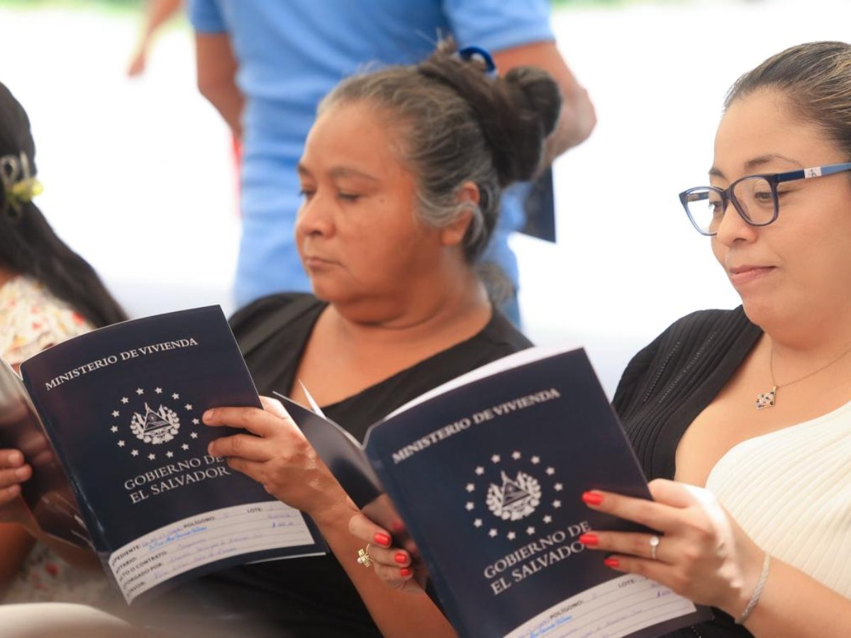 Familias de Sensembra y Lolotiquillo recibieron sus escrituras de propiedad, un documento clave para respaldar legalmente sus hogares.