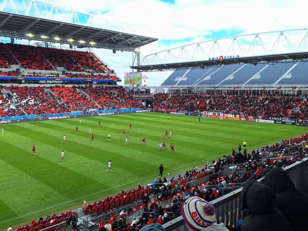 El estadio de Toronto, BMO Field, muestra nuevas gradas como parte de su ampliación rumbo al Mundial de fútbol de 2026 en Toronto.