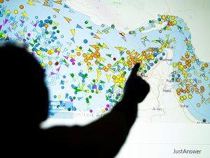 Trump dice que buques con petróleo empiezan a salir del estrecho de Ormuz