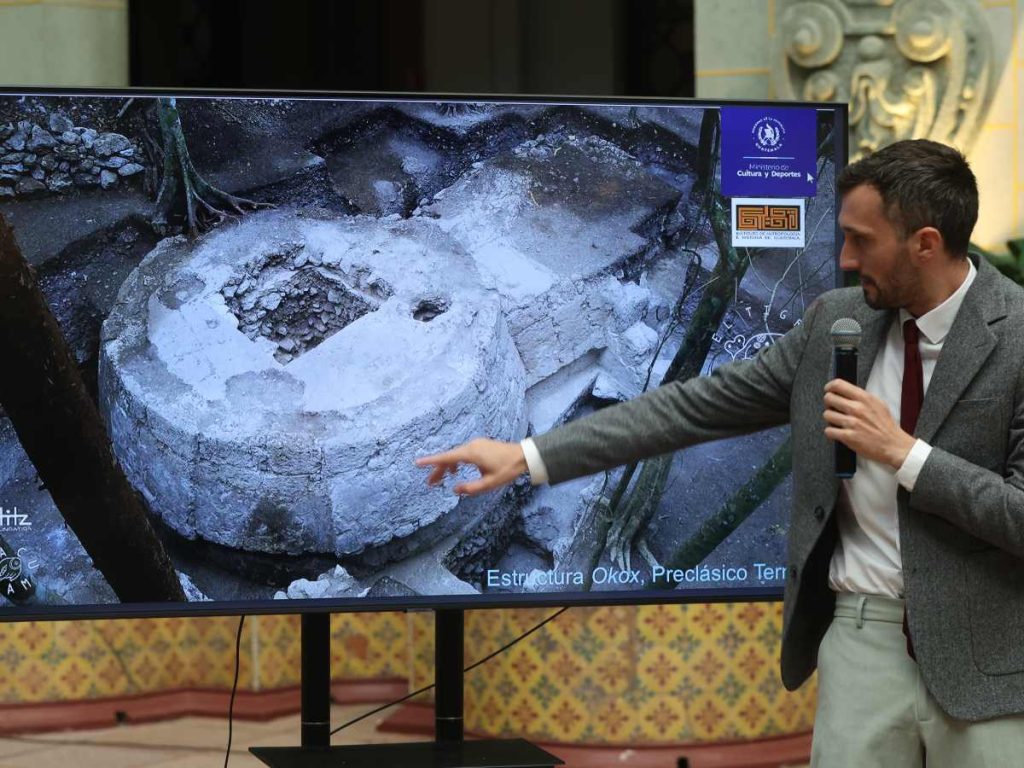 El director del Proyecto Arqueológico Lechugal-Norte, Julien Hiquet, habla sobre el hallazgo de una singular estructura ritual maya en el sitio prehispánico El Tigre, en Ciudad de Guatemala. EFE/ Mariano Macz