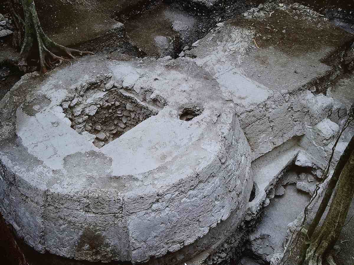 Fotografía que muestra una imagen del hallazgo de una singular estructura ritual maya, en el sitio prehispánico El Tigre, este lunes, en Ciudad de Guatemala. EFE/ Mariano Macz