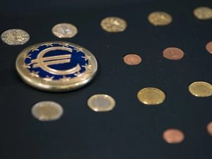 Vista de diferentes monedas de euro en la exposición 