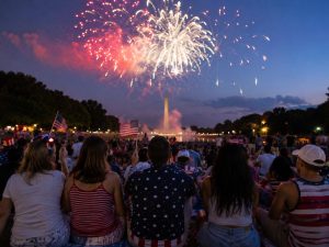 Familias y visitantes celebran el 4 de julio con fuegos artificiales en Estados Unidos.
