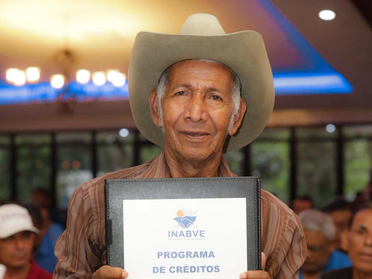 Veteranos y excombatientes recibieron créditos de entre $500 y $6,600 para impulsar emprendimientos, mejorar viviendas y fortalecer sus actividades productivas.