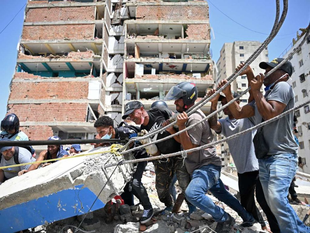 Las operaciones de rescate avanzan contrarreloj mientras miles de familias esperan noticias de sus seres queridos desaparecidos bajo los escombros en Venezuela. Foto / AFP
