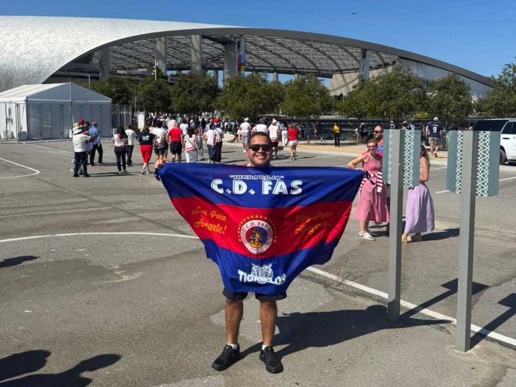 Los colores de FAS se hicieron presentes en la fiesta más grande del fútbol. Un aficionado tigrillo llevó la bandera asociada hasta la inauguración del Mundial 2026 en Los Ángeles. Fotografía/ Cortesía