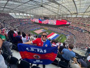 La pasión por FAS llegó hasta el Mundial 2026. Un aficionado santaneco mostró la bandera y los colores tigrillos en el SoFi Stadium de Los Ángeles durante la jornada inaugural. Fotografía/ Cortesía