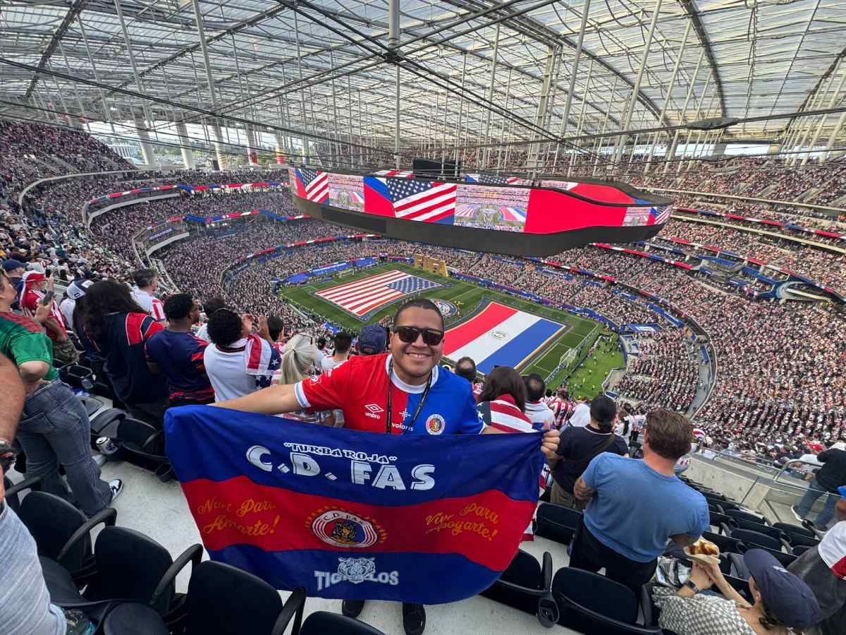 La pasión por FAS llegó hasta el Mundial 2026. Un aficionado santaneco mostró la bandera y los colores tigrillos en el SoFi Stadium de Los Ángeles durante la jornada inaugural. Fotografía/ Cortesía