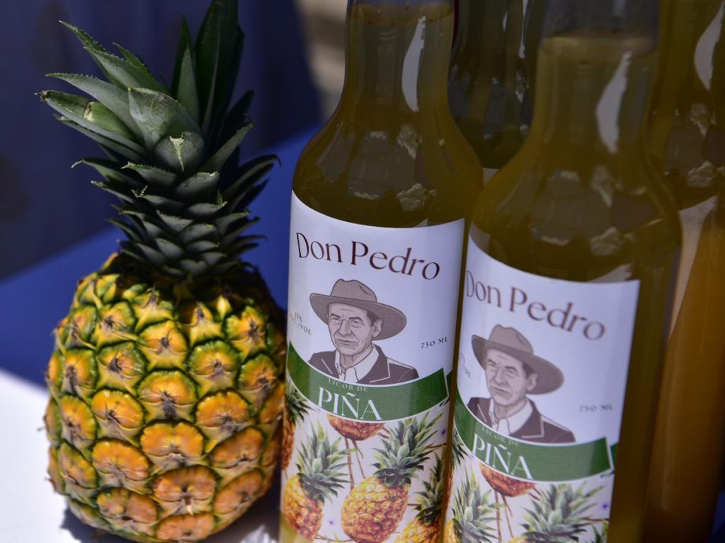 La piña fue protagonista en comidas, bebidas, artesanías y decoraciones durante la feria.