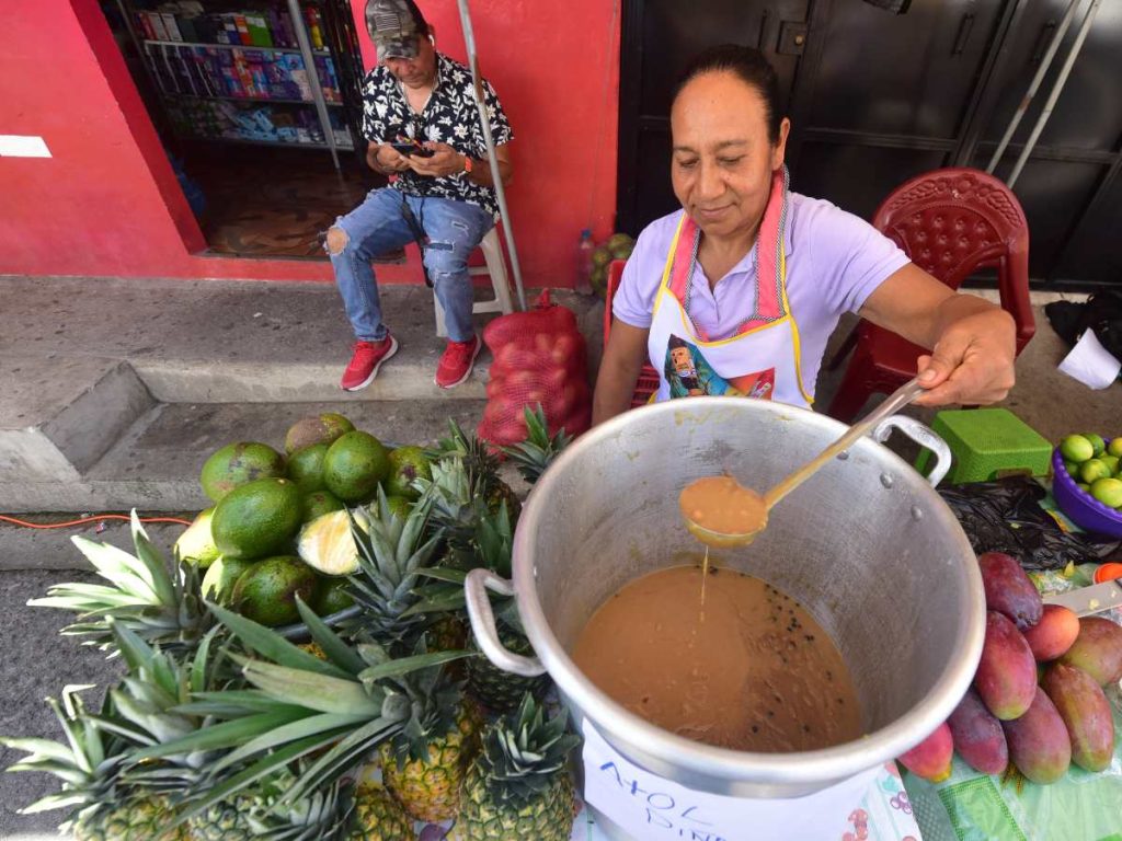 Emprendedores locales ofrecieron productos artesanales elaborados con piña ostumeña.