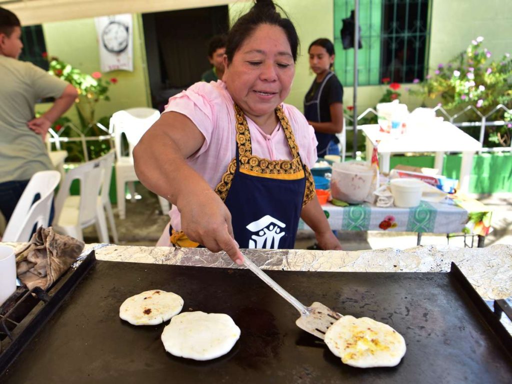 Pupusas, tacos, semitas y bebidas de piña fueron parte de la oferta gastronómica del festival.