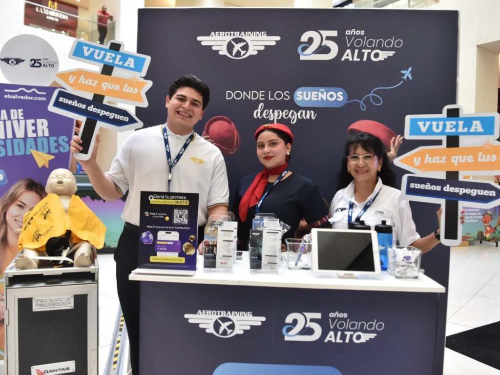 Bárbara Quintanilla y Juan Carlos Aguilar se preparan para cumplir su sueño de trabajar en una aerolínea internacional. Foto/ Miguel Lemus