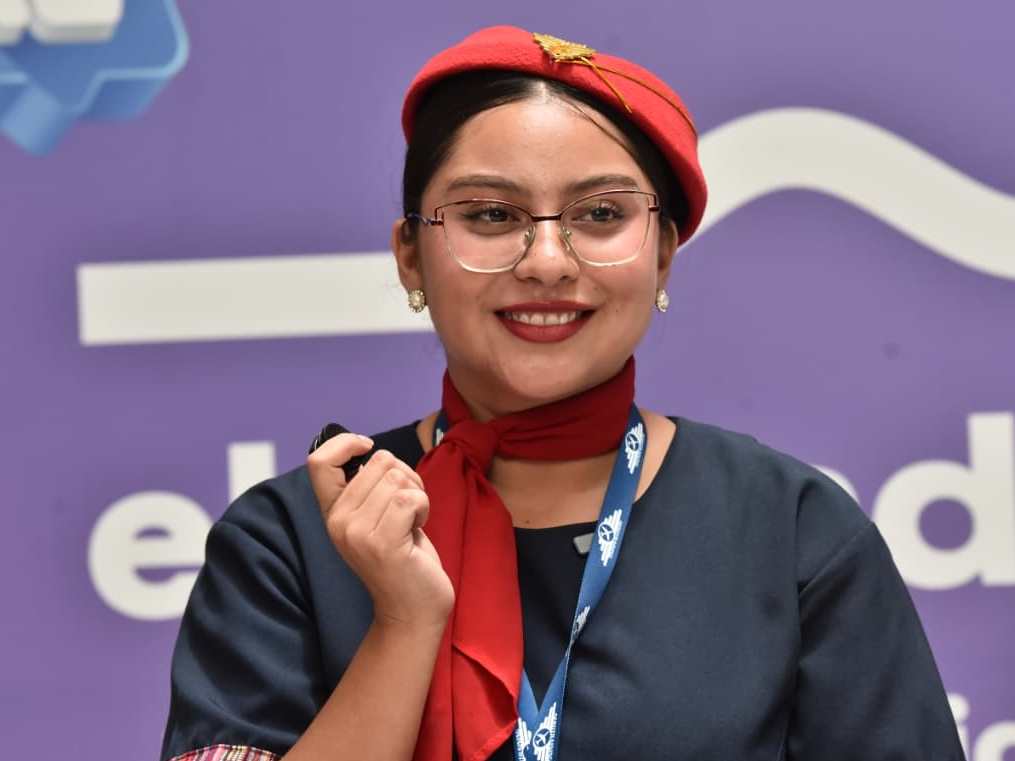 Bárbara Quintanilla asegura que la formación como tripulante de cabina va mucho más allá de viajar y aprender a atender pasajeros. Foto/ Miguel Lemus