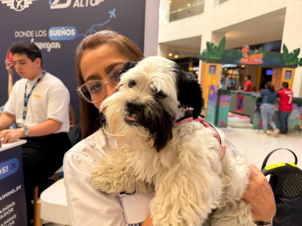 Bella, la mascota de la Feria de Universidades. Foto elsalvador.com