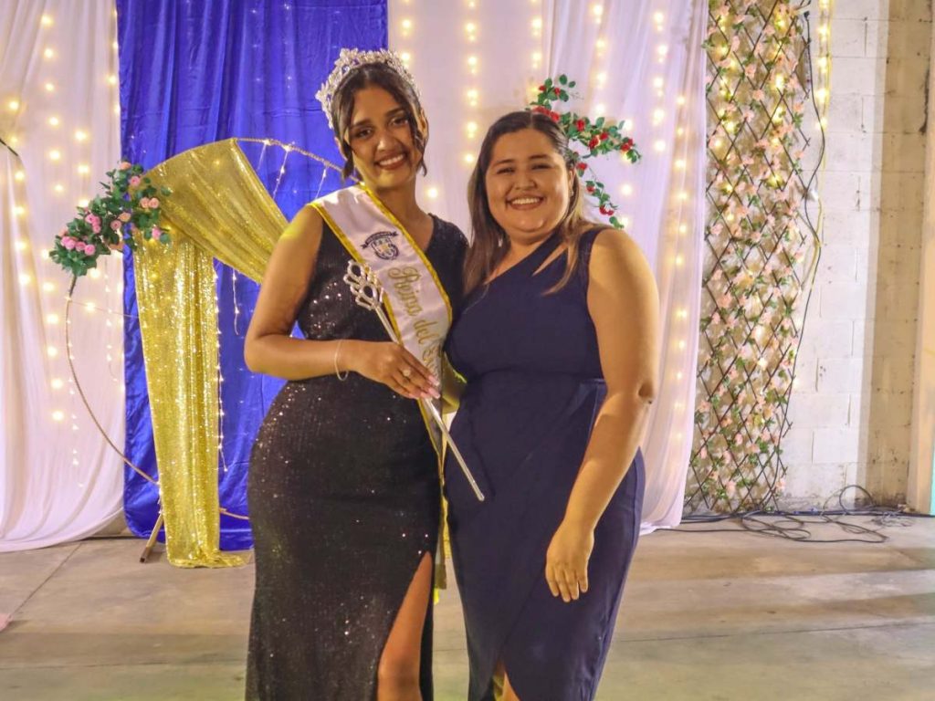 Estanzuelas coronó a sus Reinas 2026 en una noche llena de tradición y alegría.
