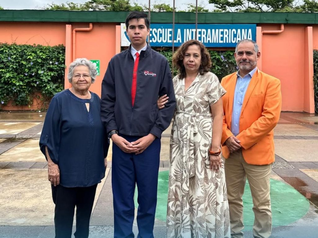 Sebastián López Yáñez recibió una laptop como parte de los premios obtenidos tras coronarse campeón nacional de Microsoft Word en la competencia MOS El Salvador 2026. Fotografía/ Cortesía
