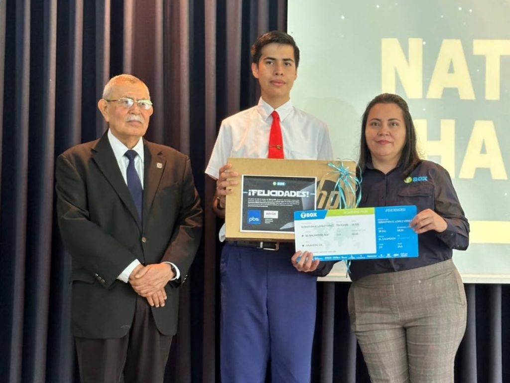 Sebastián López Yáñez recibió una laptop como parte de los premios obtenidos tras coronarse campeón nacional de Microsoft Word en la competencia MOS El Salvador 2026.
