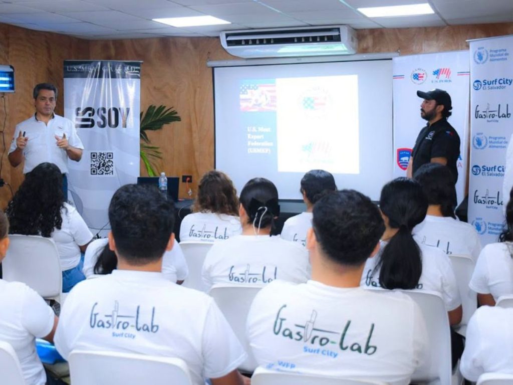 50 jóvenes de Gastro Lab Surf City refuerzan sus habilidades culinarias junto a expertos del sector en Punta Roca.