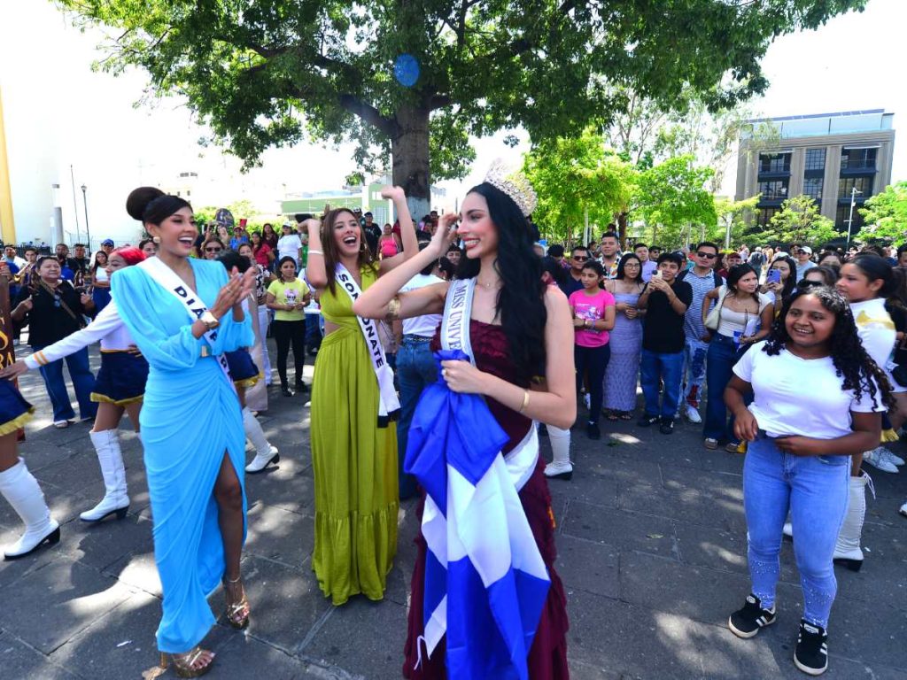 Andrea Aguilar felicitó a las 15 candidatas y destacó el esfuerzo y la preparación que cada una ha demostrado durante el certamen. Fotografía/ Lissette Monterrosa