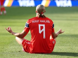 Erling Haaland celebra uno de sus dos goles ante Irak en su debut mundialista. Foto AFP