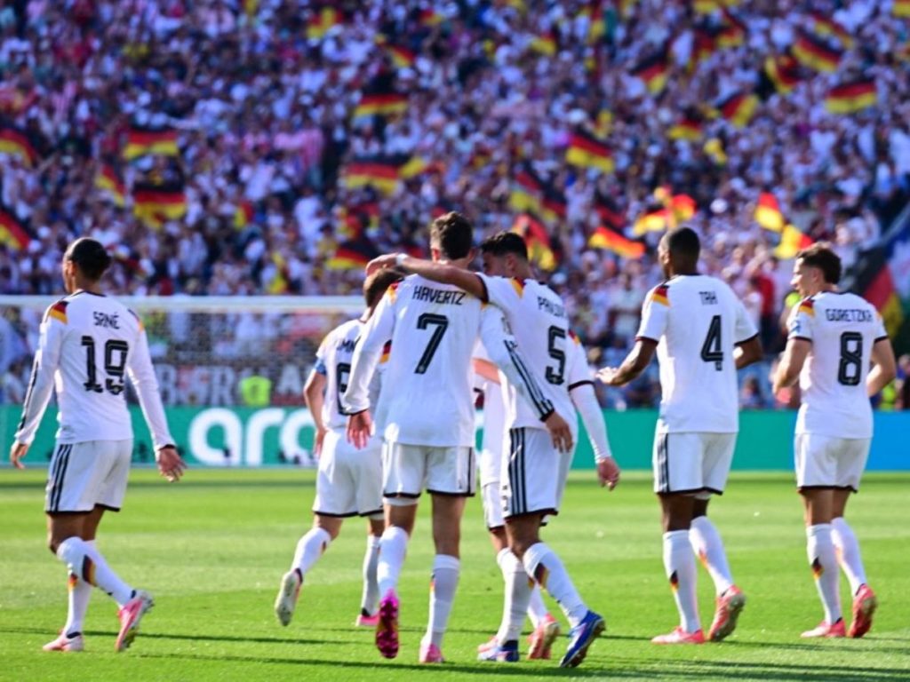 Kai Havertz (7) celebra con sus compañeros el gol de Alemania contra Paraguay. Foto AFP