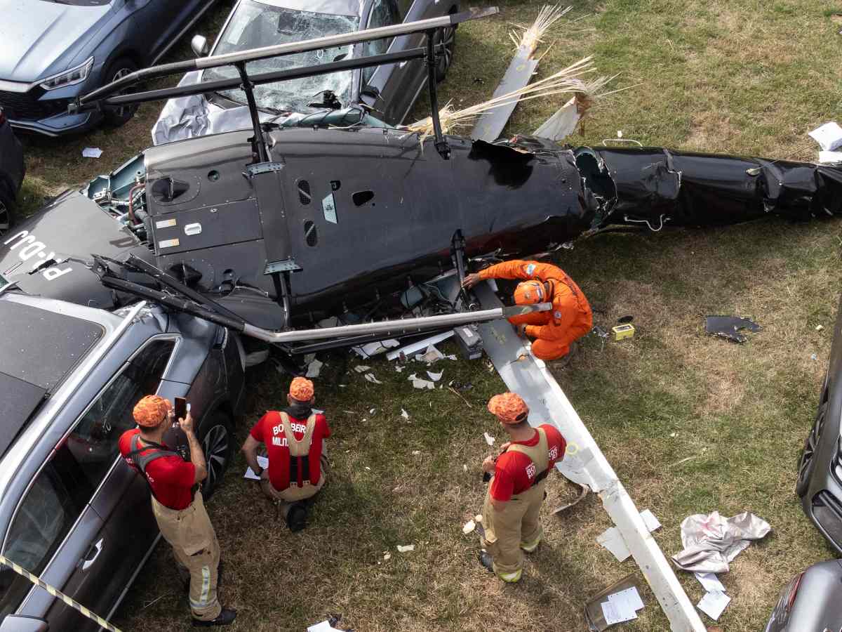 Bomberos trabajan en la zona donde cayeron dos helicópteros en Río de Janeiro, tras una presunta colisión aérea.