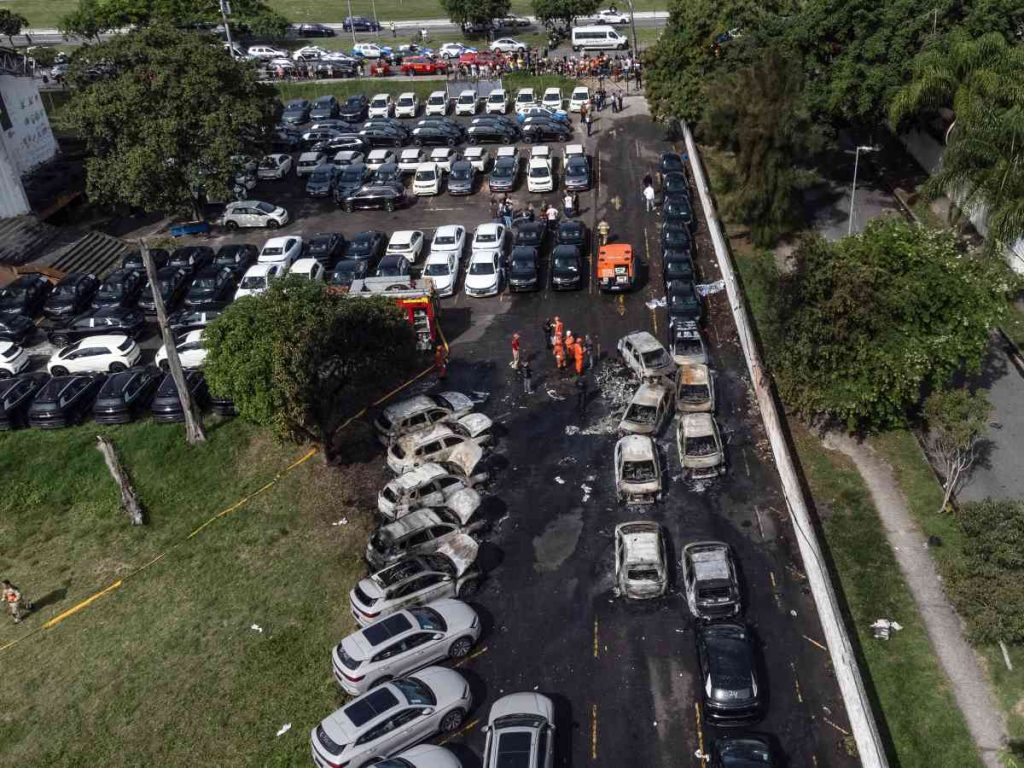 Vista aérea muestra las consecuencias del accidente de dos helicópteros en Recreio dos Bandeirantes, Río de Janeiro. 