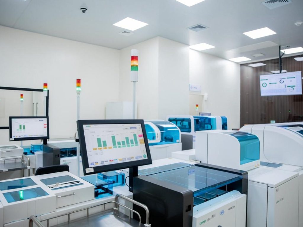 El laboratorio automatizado busca agilizar diagnósticos y mejorar la atención.