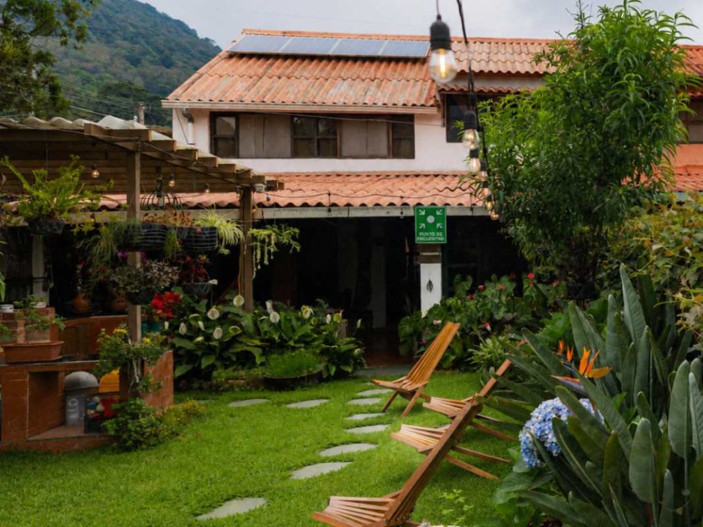 Los hostales en Apaneca son una alternativa para quienes quieran quedarse a dormir después de disfrutar de las actividades nocturnas. Foto/ Cortesía