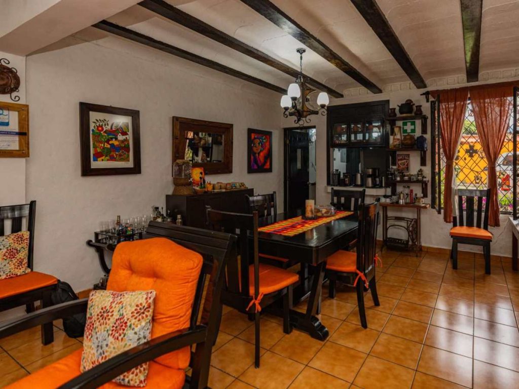 Hostales de la zona ofrecen opciones de hospedaje que van desde propuestas familiares hasta experiencias boutique.