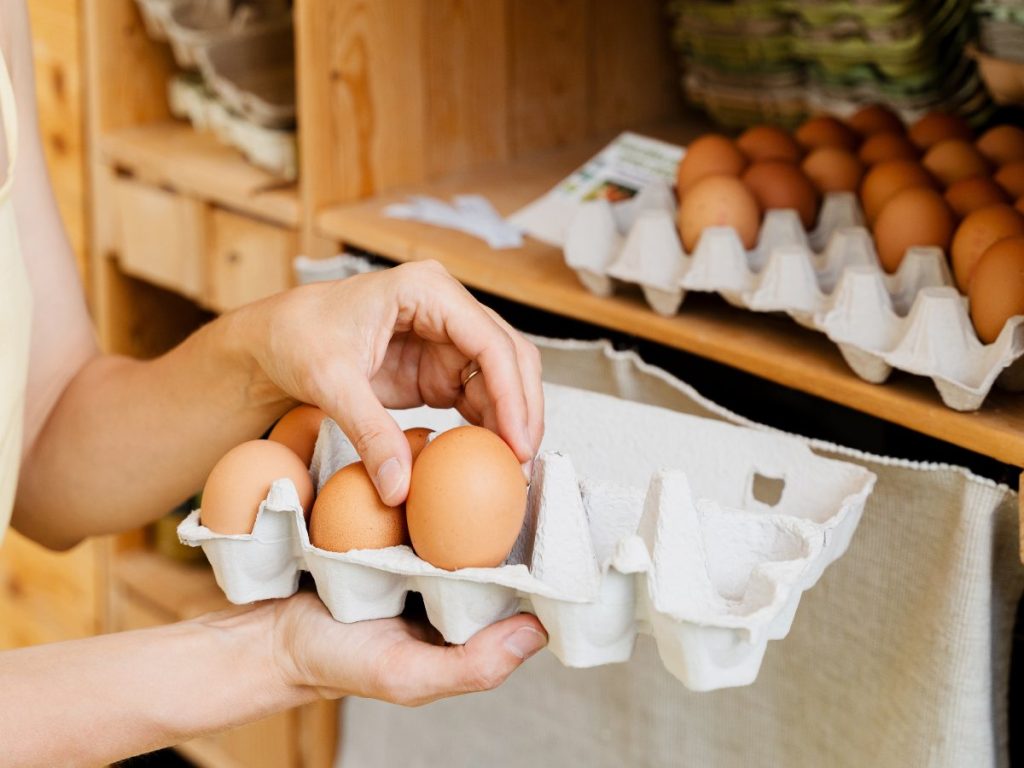 Lavar los huevos antes de refrigerarlos puede debilitar su protección natural y aumentar el riesgo de contaminación.