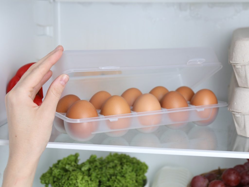 Conservar los huevos en su envase original y dentro de la refrigeradora ayuda a mantener una temperatura más estable.