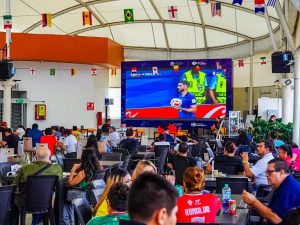 Las familias salvadoreñas disfrutan del food court, del Mercado Hula Hula.