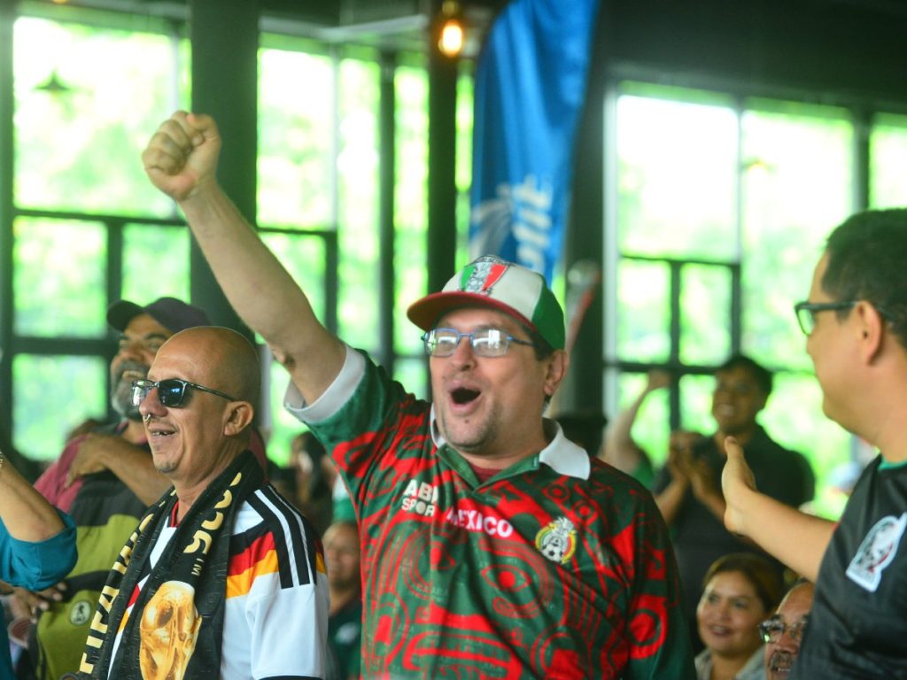 Banderas de México, camisetas de selecciones y cánticos futboleros marcaron la jornada mundialista que se vivió este jueves en el corazón de San Salvador. Fotografía/ Lissette Monterrosa