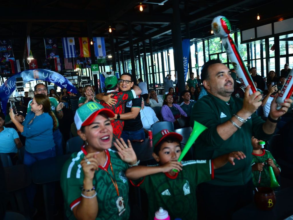 Aficionados mexicanos y salvadoreños siguieron la inauguración del Mundial 2026 en la Plaza Universitaria del Centro Histórico de San Salvador. Fotografía/ Lissette Monterrosa