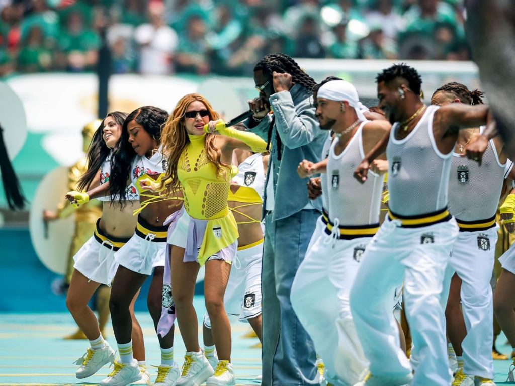 La aparición de Shakira en la inauguración del Mundial 2026 generó rumores en redes sociales, donde algunos usuarios aseguraron que la cantante fue reemplazada por una doble. Fotografía/AFP