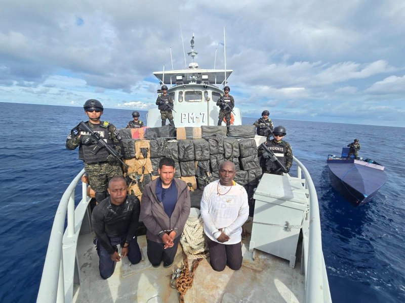 La Marina Nacional interceptó dos embarcaciones tipo LPV en el océano Pacífico y decomisó 6.68 toneladas de cocaína, según información compartida por el presidente Nayib Bukele.