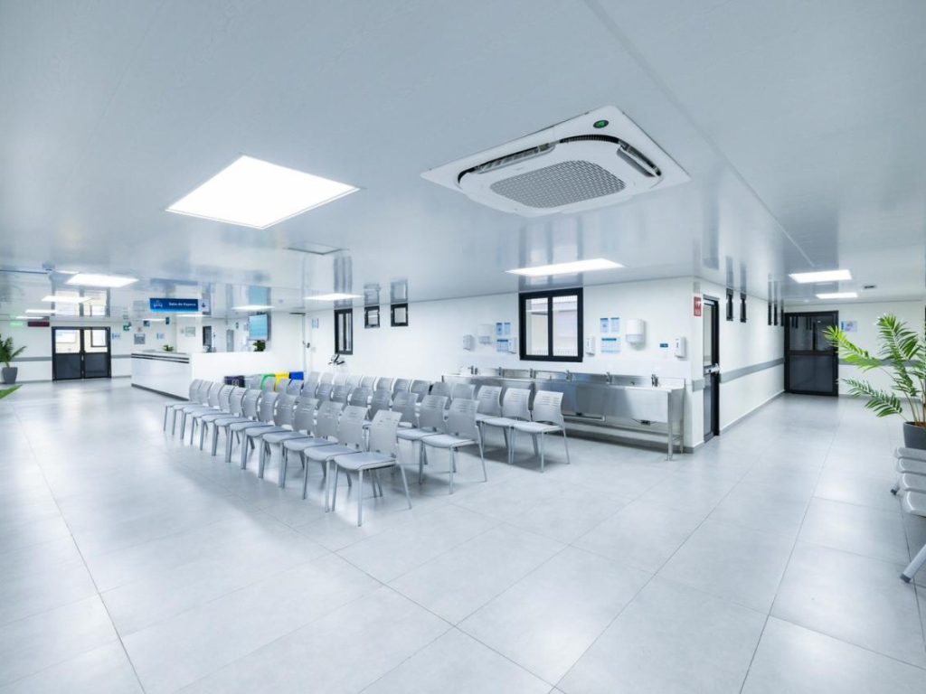 Las salas de espera conectan a pacientes con las distintas especialidades del hospital.