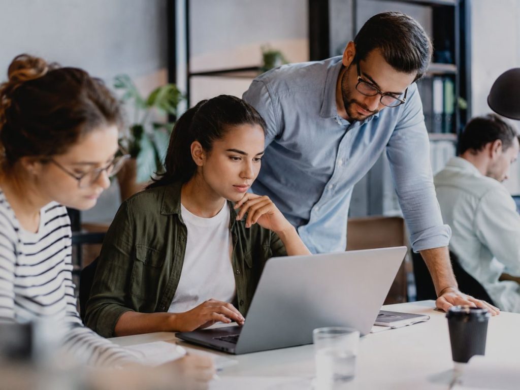 PwC: los empleos con IA crecen ocho veces más rápido y pagan hasta 62% mejor.