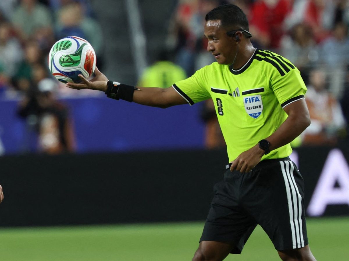 Iván Barton dirige en el Mundial 2026. Foto AFP