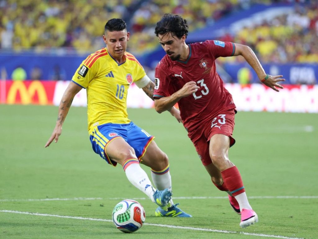 James Rodríguez marcando a Vitinha. Foto AFP