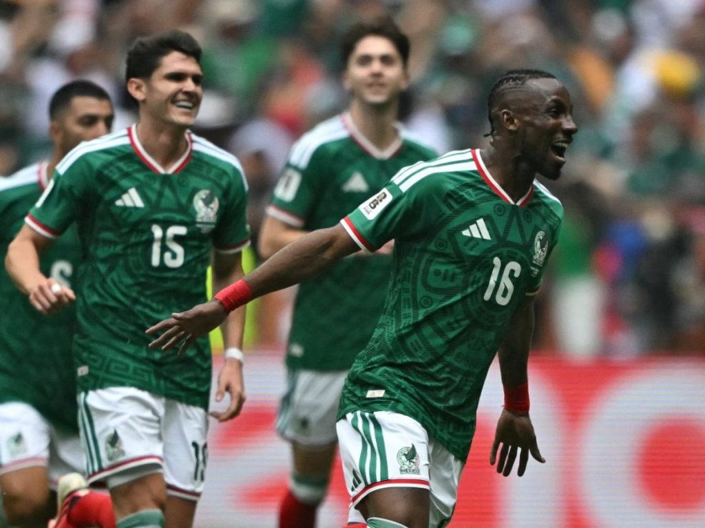 Julián Quiñones (16) celebra el primer gol de México ante Sudáfrica. Foto AFP