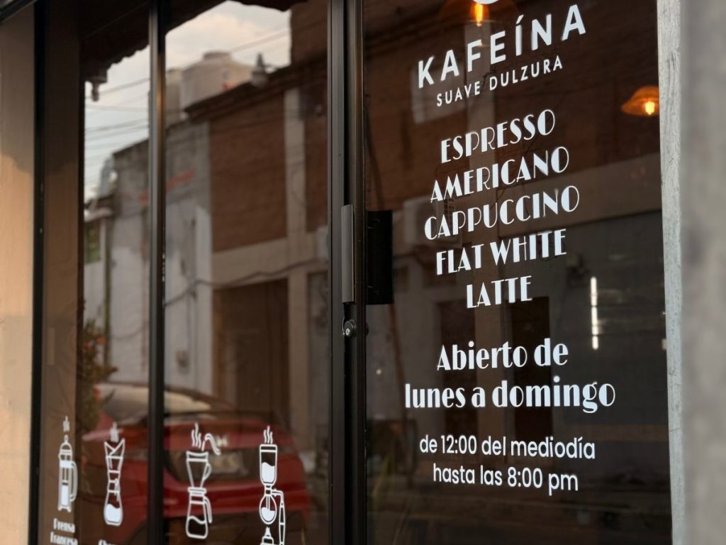 En Kafeína, cada taza busca resaltar el origen, el proceso y los sabores del café salvadoreño.