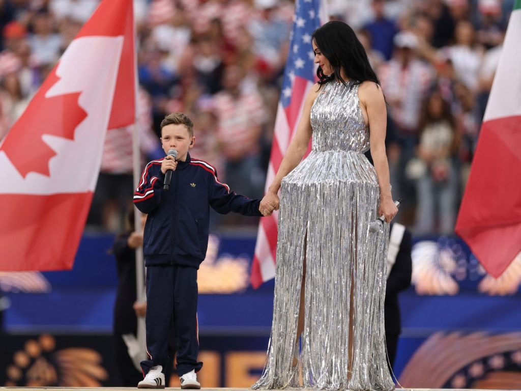 Tius Luka compartió escenario con Katy Perry durante la inauguración del Mundial 2026 en el SoFi Stadium de Los Ángeles.